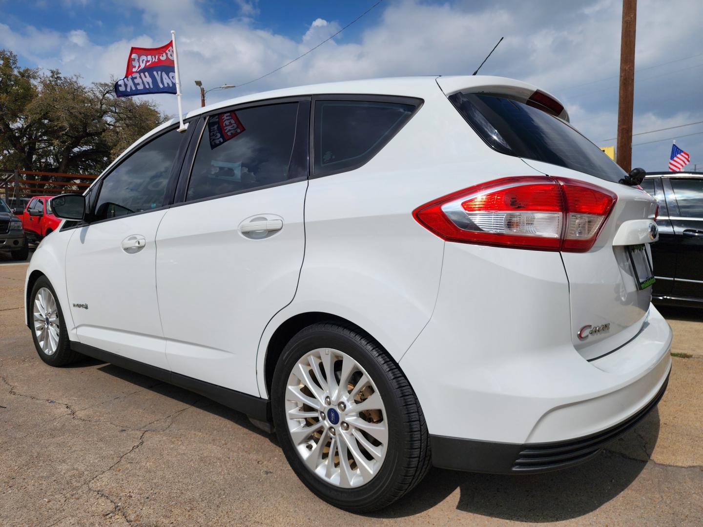 2017 WHITE Ford C-Max Hybrid SE (1FADP5AU2HL) with an 2.0L L4 DOHC 16V HYBRID engine, CVT transmission, located at 2660 S.Garland Avenue, Garland, TX, 75041, (469) 298-3118, 32.885551, -96.655602 - Photo#5